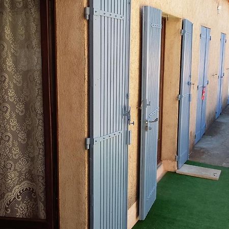 Hotel Restaurant Les 3 Chenes Frejus Exterior photo