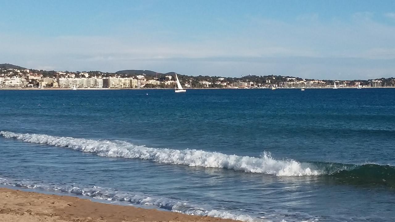 Hotel Restaurant Les 3 Chenes Frejus Exterior photo