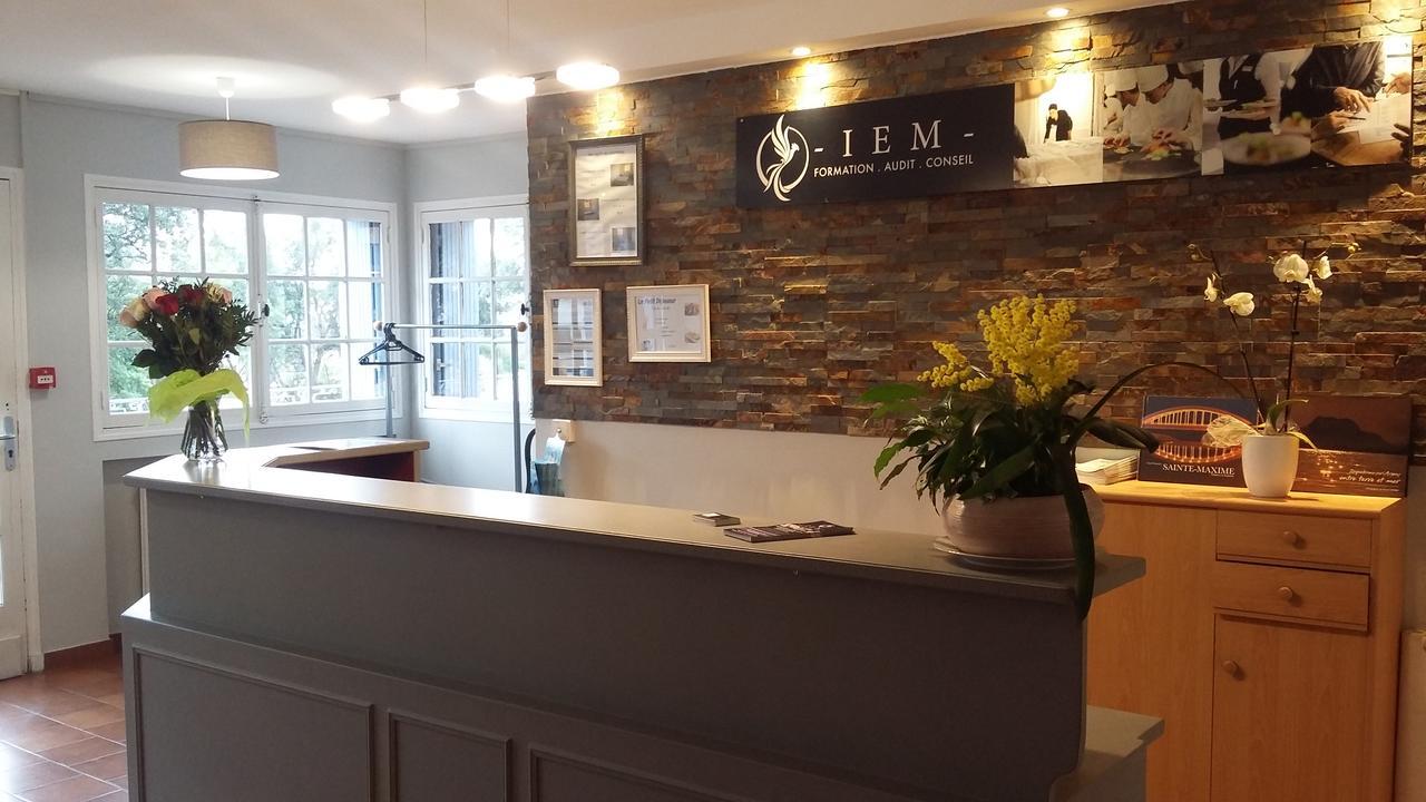 Hotel Restaurant Les 3 Chenes Frejus Exterior photo