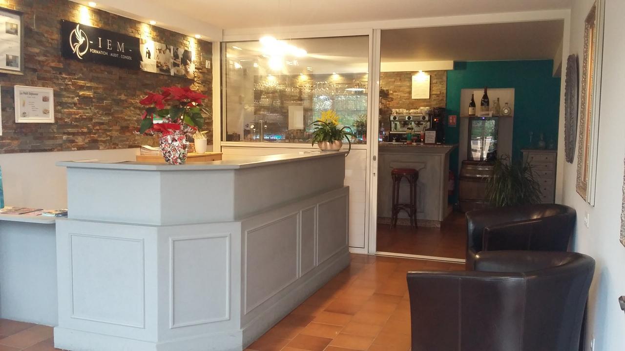 Hotel Restaurant Les 3 Chenes Frejus Exterior photo